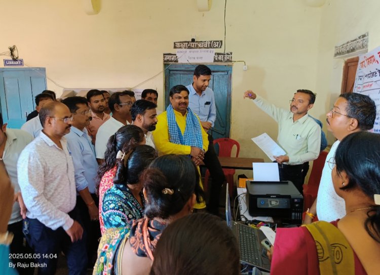 विधायक ने आयुक्त साथ सुशासन के समाधान शिविर में लाभान्वित हितग्राहियों को वितरण किये प्रमाण पत्र