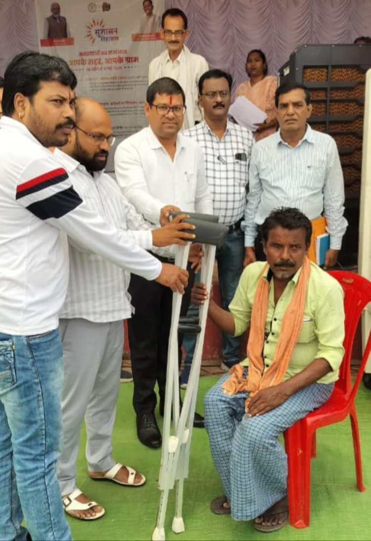 सुशासन तिहार 2025 में दिव्यांग नागरिक को बैशाखी तुरंत प्रदान किया गया