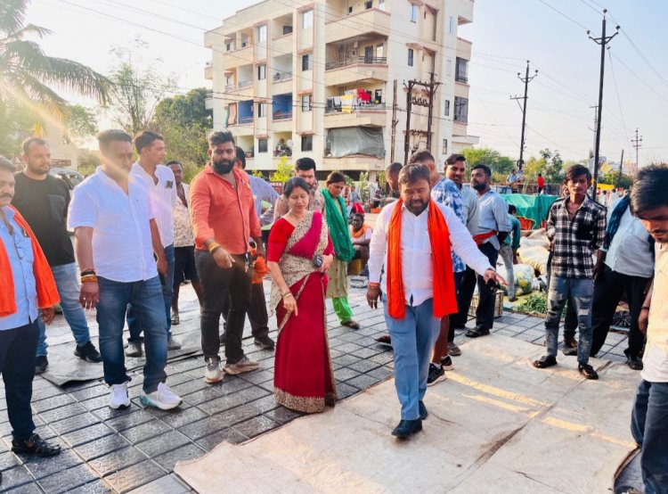 पटरी पार बुधवारी बाजार में महापौर अलका बाघमार ने किया निरीक्षण: कहाँ बाजार में पानी,प्रकाश व्यवस्था सहित अन्य सुविधाओं में होगा सुधार