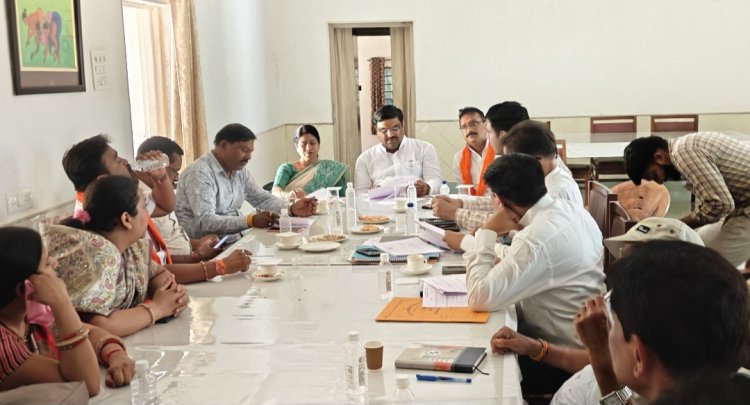 निगम क्षेत्र में विकास कार्य को लेकर विधायक गजेन्द्र यादव ने ली समीक्षा बैठक,विकास कार्य समय पर पूर्ण करने निर्देश दिए