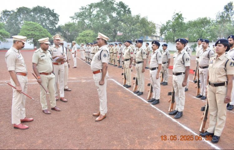 अभिषेक झा,अतिरिक्त पुलिस अधीक्षक (ग्रामीण) जिला-दुर्ग द्वारा रक्षित केन्द्र, दुर्ग में आयोजित जनरल परेड की ली गई सलामी,उत्तम वेशभूषा धारण करने वालों को किया गया पुरस्कृत