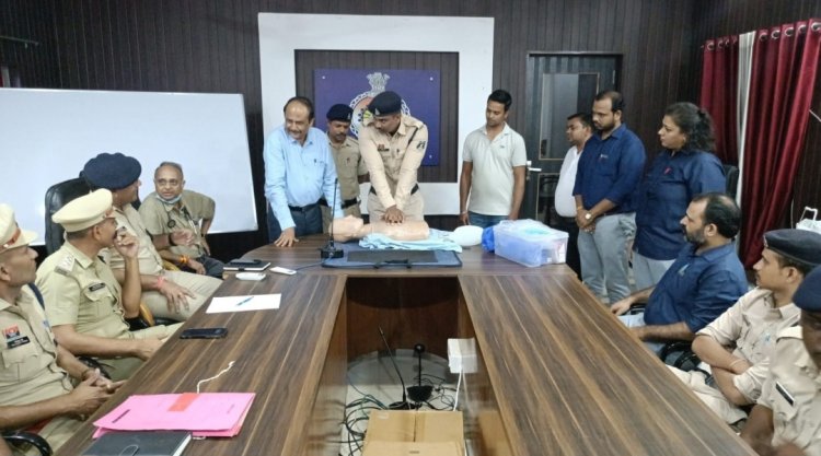 डॉयल 112 एवं जिले की पुलिस पेद्रोलिंग स्टाफ को मार्ग में दुर्घटना एवं आपातकालीन स्थिति में घायलों को प्राथमिक उपचार एवं हार्टअटैक के दौरान दिए जाने वाले सीपीआर का कर्मचारियों को दिया गया प्रशिक्षण