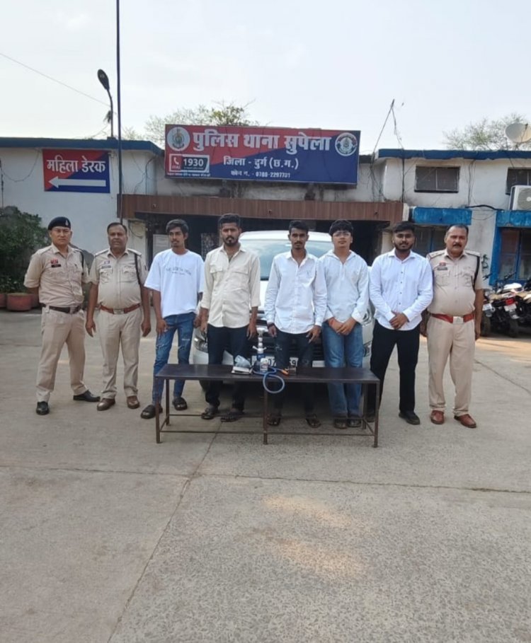 मेन रोड सुपेला में एक इनोवा कार के अंदर कुछ युवक हुक्का पीते पकड़ाए,आरोपियों के विरुद्ध कोटप्पा एक्ट के तहत की गई कार्यवाही
