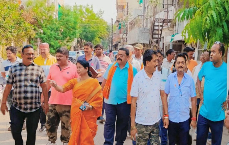 गुरुवार को दीपक नगर क्षेत्र में महापौर व सभापति द्वारा सफाई अभियान चलाया गया,नालियों में कचरा न डालने की अपील