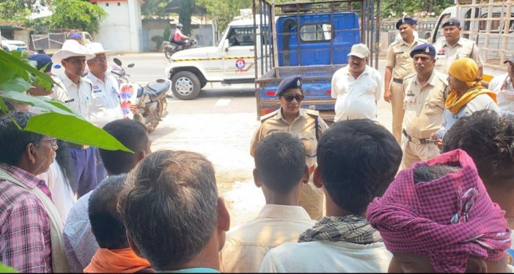 "ऑपरेशन - सुरक्षा"अभियान के तहत यातायात पुलिस दुर्ग द्वारा माल वाहक वाहन चालकों को वाहन में सवारी ना ले जाने हेतु "शपथ"दिलाया गया