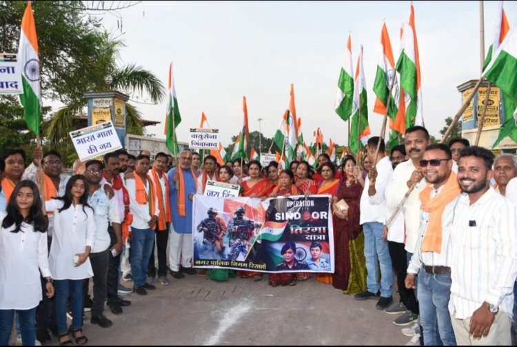महिलाओं ने माथे पर सिंदुर लगाकर हाथों में पकड़ा तिरंगा,विधायक ने भी लगाए जयकारे