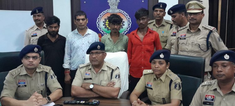 प्रतिबंधित नशीली दवाओ के 04 सौदागर पुलिस गिरफ्त में,मेडिकल स्टोर्स व्यवसायी करता था प्रतिबंधित नशीली दवाओं की सप्लाई पुलिस ने किया गिरफ्तार