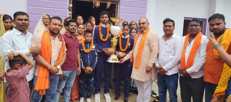 दुर्ग ग्रामीण विधायक ललित चंद्राकर ने साइकिल पोलो प्रतियोगिता में स्वर्ण पदक प्राप्त करने वाले खिलाड़ियों का किया सम्मान