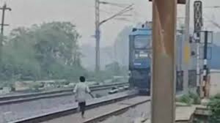 छत्तीसगढ़: चलती ट्रेन के सामने दौड़ने लगा युवक, लोको पायलट ने इमरजेंसी ब्रेक लगाकर बचाई जान, फेसम होने के लिए की ऐसी हरकत