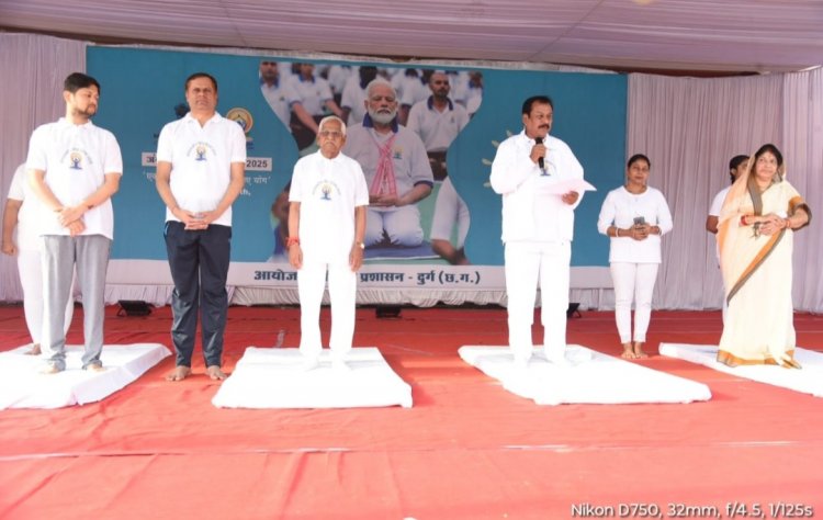 सांसद विजय बघेल के मुख्य आतिथ्य में योगाभ्यास किया गया