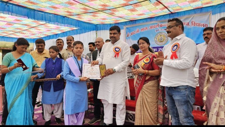 बच्चों को तिलक लगाकर विधायक गजेन्द्र यादव ने कराया स्कूल प्रवेश,आदर्श कन्या स्कूल का उन्नयन करने राशि स्वीकृत
