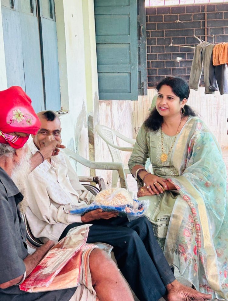वृद्ध आश्रम में जरूरतमंदों के बीच समाज सेविका नीलू संजय सिंह के द्वारा हर मौसम में फल व अन्य सामग्री का वितरण,12 माह आश्रम के बुर्जुगों का रखती है ध्यान