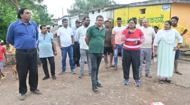 आयुक्त ने जर्जर अटल आवासों का निरीक्षण कर नये आवास के लिए आवेदन करने निर्देशित किए