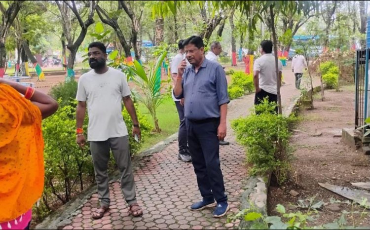 उद्यान प्रभारी काशीराम कोसरे ने किया दादा-दादी नाना-नानी पार्क का निरीक्षण, प्रतिदिन साफ-सफाई एवं बारिश के बाद रंग रोहन व टूटे हुए झूलो को मरमत करने निर्देश