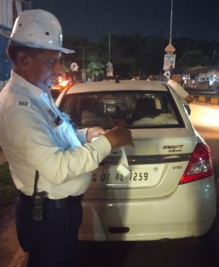 मार्केट क्षेत्र में नो पार्किग में खडी वाहनों पर ई चालान की कार्यवाही की जा रही है