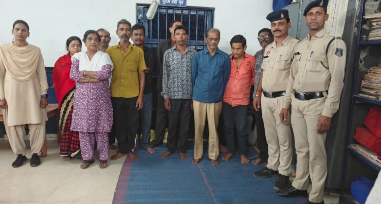 पोलसायपारा व हटरी बाजार दुर्ग में दबिश देकर सट्टा खेलाने वाले 13 आरोपियों को किया गिरफ्तार