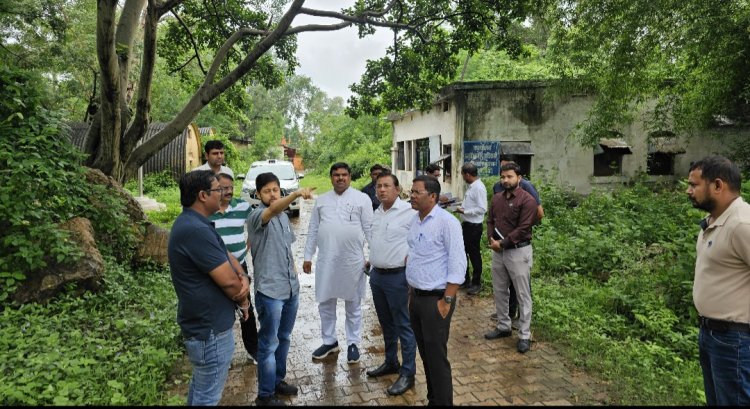 रविशंकर स्टेडियम को विकसित करने बीसीसीआई पहुंची दुर्ग,विधायक गजेन्द्र यादव ने छत्तीसगढ़ स्टेट क्रिकेट संघ, कलेक्टर और प्रशासनिक अधिकारीयों के साथ स्थल निरिक्षण
