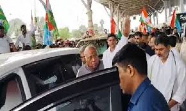रायपुर पहुंचे खड़गे: एयरपोर्ट पर पारंपरिक आदिवासी नृत्य के साथ किया गया स्वागत