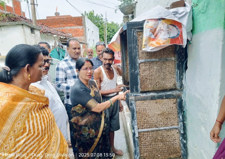 मेयर ने जन-प्रतिनिधियों के संग वार्ड 55 पुलगांव बस्ती के घरों और दुकानों में पहुँचे, कूलरों व टायरों में डेंगू के लार्वा की जांच