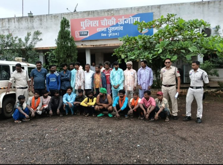 दुर्ग: ग्राम थनौद के बाढ़ में फंसे 32 मजदुरो को एसडीआरएफ की टीम द्वारा सुरक्षित निकाला गया,दूसरे राज्यों से भारतमाला हाईवे प्रोजेक्ट में काम करने आये थे मजदुर