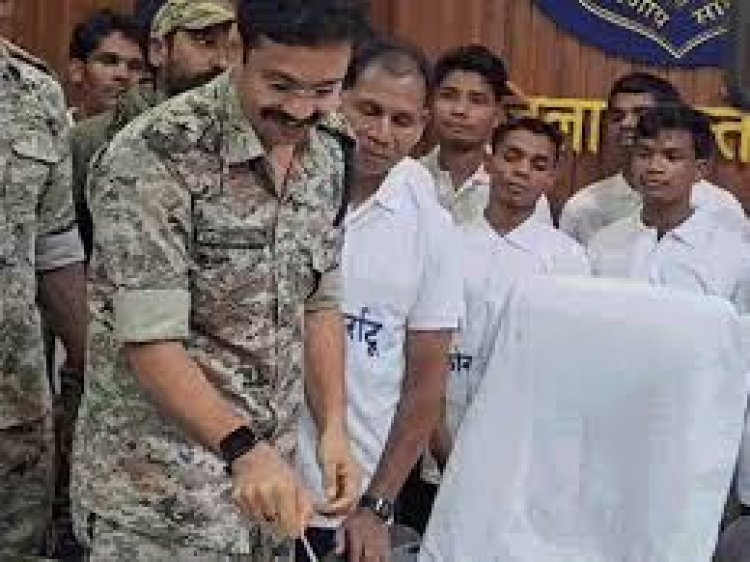 इनामी नक्सली ने एसपी संग कटा केक,लोन वर्राटू अभियान के तहत अब तक 1005 नक्सली सरेंडर