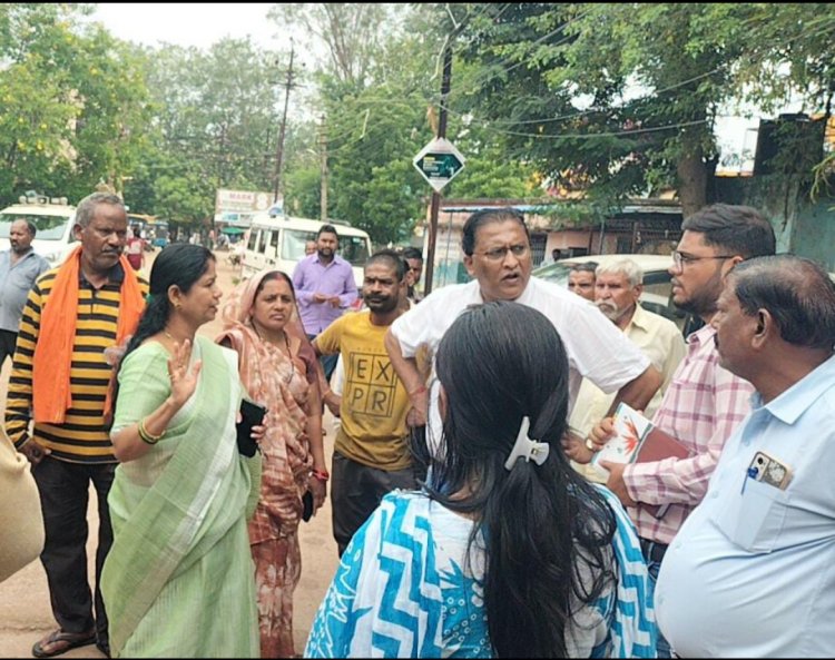 सफाई कार्य का निरीक्षण करने फील्ड पर पहुची महापौर,कहा बोरसी क्षेत्र से नालियों के ऊपर से अतिक्रमणों को हटाए तत्काल