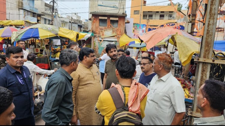 इंदिरा मार्केट पहुंचे विधायक गजेन्द्र यादव, समस्याओं का समाधान करने पहल किये