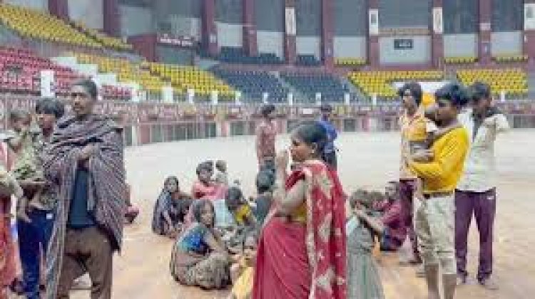 मजदूरों को बंधक बनाकर फैक्ट्री में करा रहे थे काम, एक बार रात में ही मिलता था खाना, प्रशासन ने सैकड़ों लोगों का किया रेस्क्यू