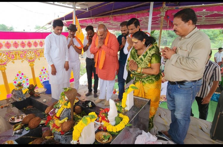 दुर्ग ग्रामीण विधायक ललित चंद्राकर ने रुद्राभिषेक कर प्रदेश वासियों को श्रावण मास की हार्दिक शुभकामनाएं दी