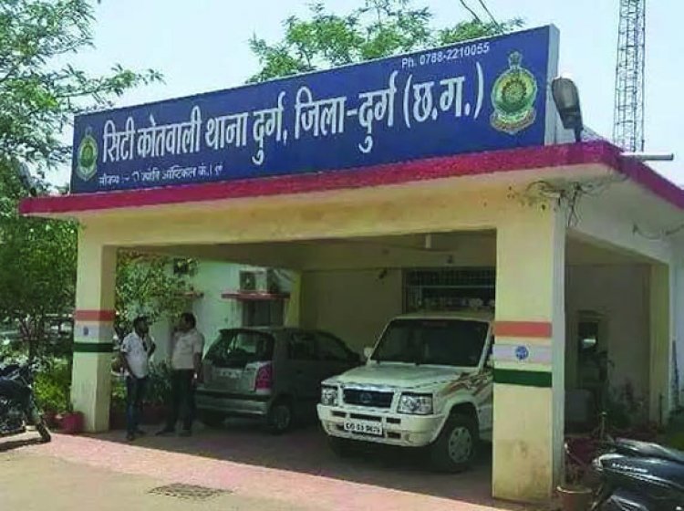 दुर्ग जिले में दो युवकों ने खुद को पुलिसकर्मी बताकर एक महिला से 45 साल पुरानी सोने की चूड़ियां ठगी