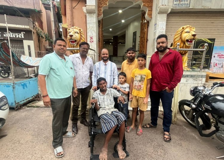 सेवा दिवस के रूप में मनाया गया समाज सेवी बंटी शर्मा का जन्मदिवस दिव्यांग युवा को प्रदान की गई व्हीलचेयर