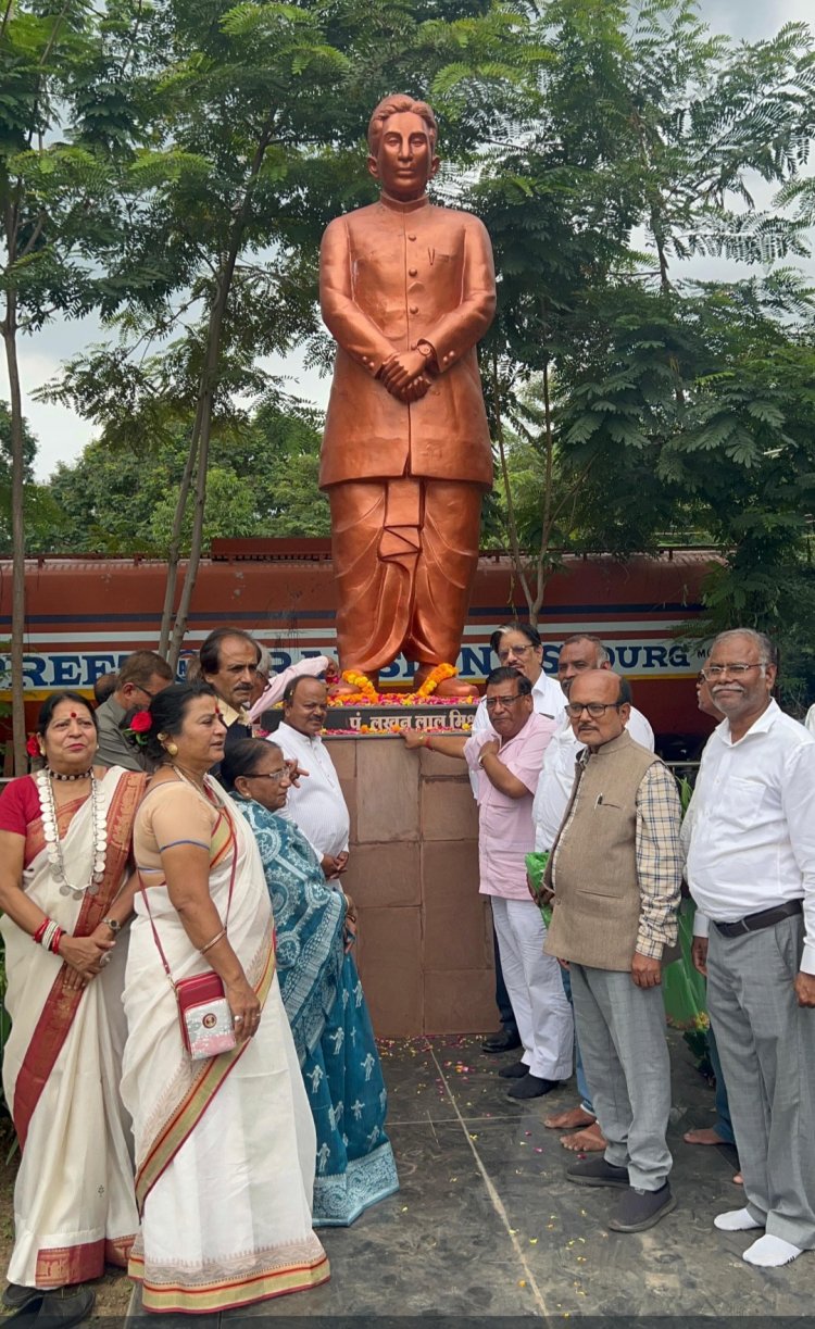 स्वतंत्रता संग्राम सेनानी पं. लखनलाल मिश्र की प्रतिमा पर उत्तराधिकारी संगठन ने अर्पित की श्रद्धांजलि