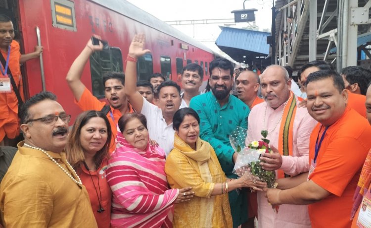 ग्रामीण विधायक ललित चन्द्राकर, महापौर श्रीमती अलका बाघमार एवं सभापति श्याम शर्मा ने हरी झंडी दिखाकर जत्थे को बाबा बैद्यनाथ धाम किया रवाना