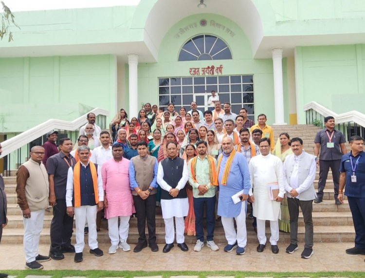 ग्राम पंचायत खोपली एवं करगाडीह के पंचायत प्रतिनिधियों ने विधानसभा परिसर भ्रमण कर सदन की कार्यवाही देखा