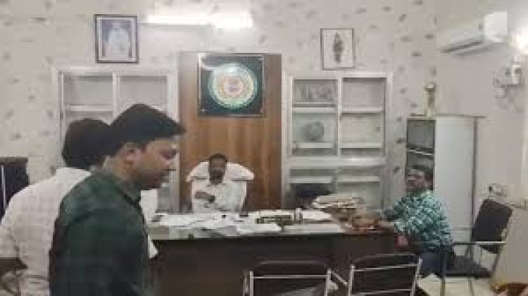 तहसील कार्यालय में ACB की रेड: रिश्वत लेते हुए बड़े बाबू को पकड़ा