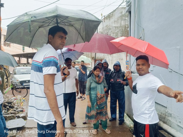 सावन की बारिश में मेयर अलका बाघमार ने आयुक्त सुमित अग्रवाल के साथ आज़ाद वार्ड  का किया दौरा, सफाई और जल निकासी पर दिए सख्त निर्देश