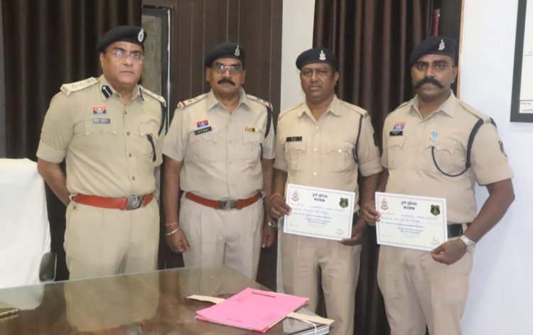 आत्महत्या करने नदी में कूद गई थी महिला,डायल 112 के स्टाफ ने बचाई महिला की जान,वरिष्ठ पुलिस अधीक्षक ने किया स्टॉफ को सम्मानित