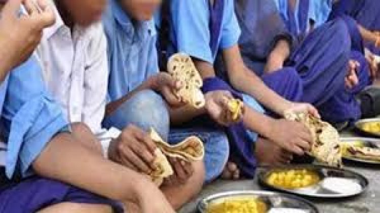 छत्तीसगढ़ : सरकारी स्कूल में बच्चों को कुत्ते का जूठा खाना, अभिभावकों में रोष