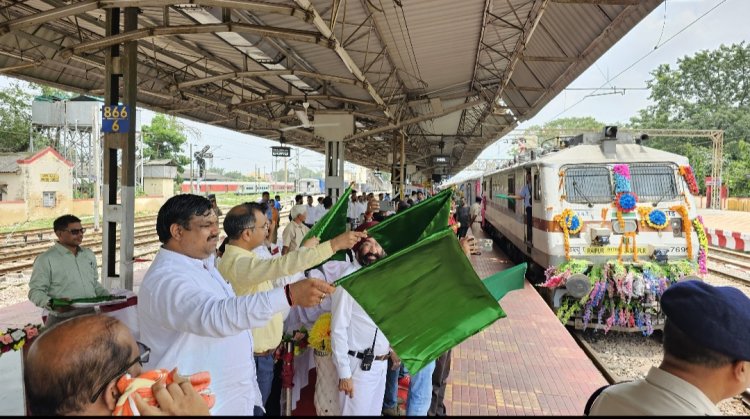 रायपुर-जबलपुर नई ट्रेन को विधायक गजेन्द्र यादव ने दुर्ग स्टेशन से दिखाई गई हरी झंडी