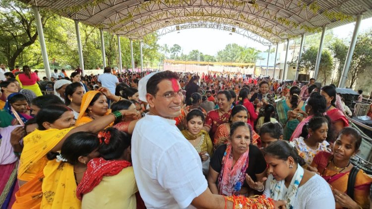 भिलाई विधायक ने सेक्टर-5 में भव्य रक्षाबंधन पर्व मनाया हजारों बहनों ने बांधी राखी, विधायक बोले – 'भिलाई मेरा परिवार है, यही मेरा सबसे बड़ा धन है'