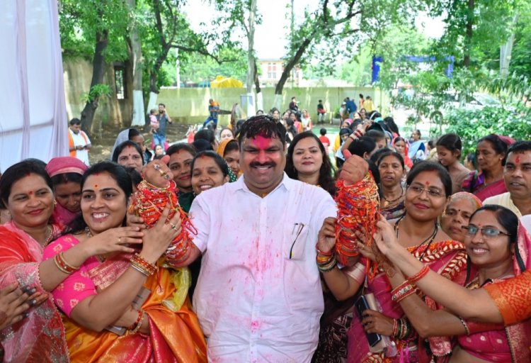 रक्षाबंधन पर विधायक गजेन्द्र यादव के हाथों में सजी हजारों राखियां