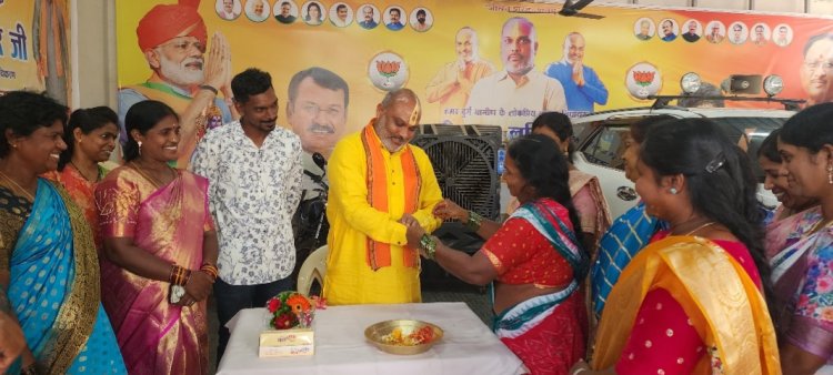 रक्षाबंधन के पावन पर्व पर विधायक ललित चंद्राकर को दुर्ग ग्रामीण विधानसभा क्षेत्र की बहनों ने बाँधी राखी