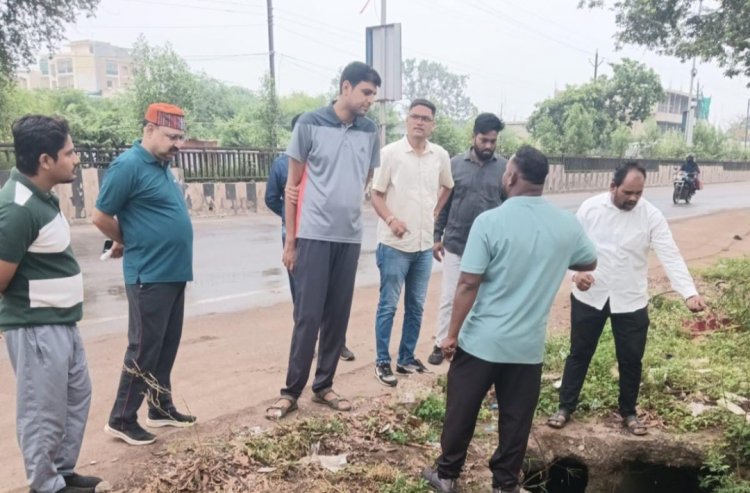 आयुक्त सुमित अग्रवाल का पुलगांव में औचक निरीक्षण,सड़क-नालियों की सफाई पर दिए कड़े निर्देश