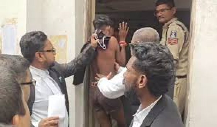 कोर्ट में युवक ने वकील को दिखाया चाकू, वकील संघ ने पीटकर पुलिस को सौंपा