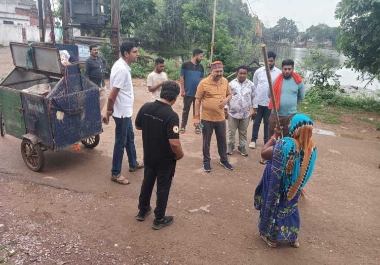आयुक्त का औचक निरीक्षण, लापरवाही पर दिखी सख्ती, सफाई दरोगा,सुपर वाइजर सहित एमसीसी स्टॉप का 2 दिन वेतन काटने के निर्देश