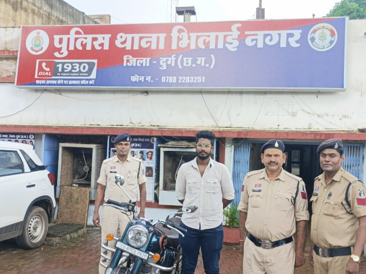लापरवाही का वायरल वीडियो: युवती को पेट्रोल टंकी पर बैठाकर दौड़ाई बुलेट, चालक गिरफ्तार