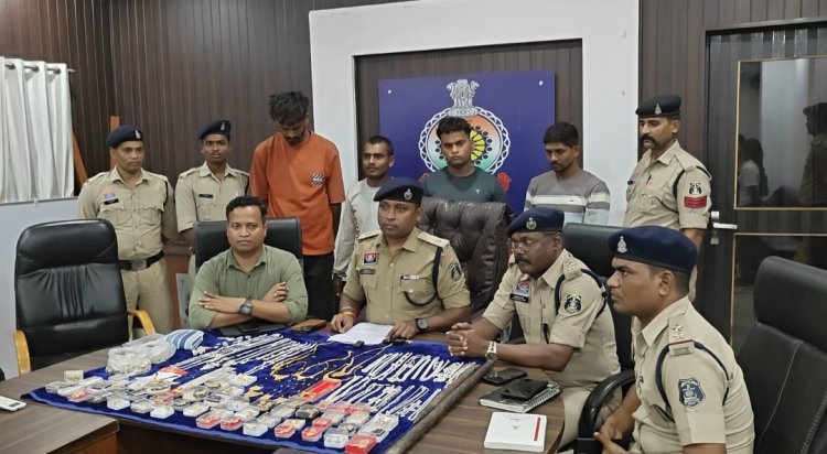 शटर उखाड़कर करते थे वारदात : ज्वेलरी शॉप में चोरी करने वाला गैंग गिरफ्तार