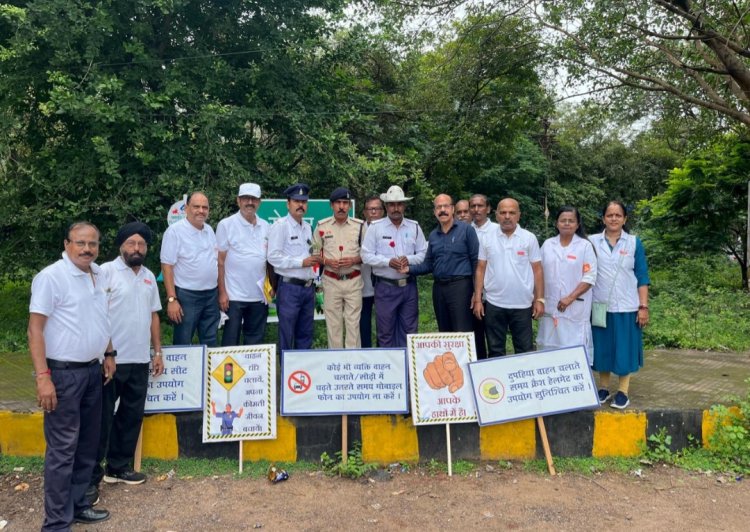 दुर्ग यातायात पुलिस और दिशा संस्था का सड़क सुरक्षा अभियान, नियम पालन करने वालों को मिला सम्मान