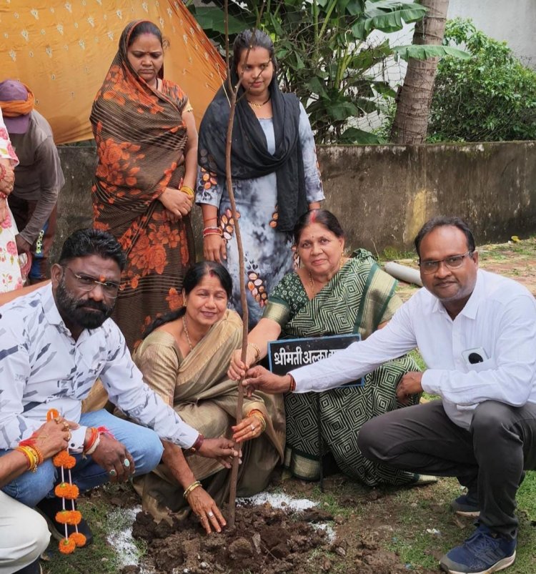 महापौर अलका बाघमार ने वार्ड 3 गली नंबर 4 खेल मैदान में किया 40 पौधों का रोपण, संरक्षण कर वृक्ष बनाने का लिया संकल्प