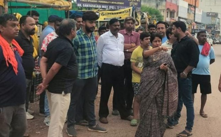 महापौर अलका बाघमार ने पुष्पक नगर मेन रोड का किया निरीक्षण,सड़क पर सब्जी-फल बाजार हटाकर सीमित जगह पर लगाने के निर्देश